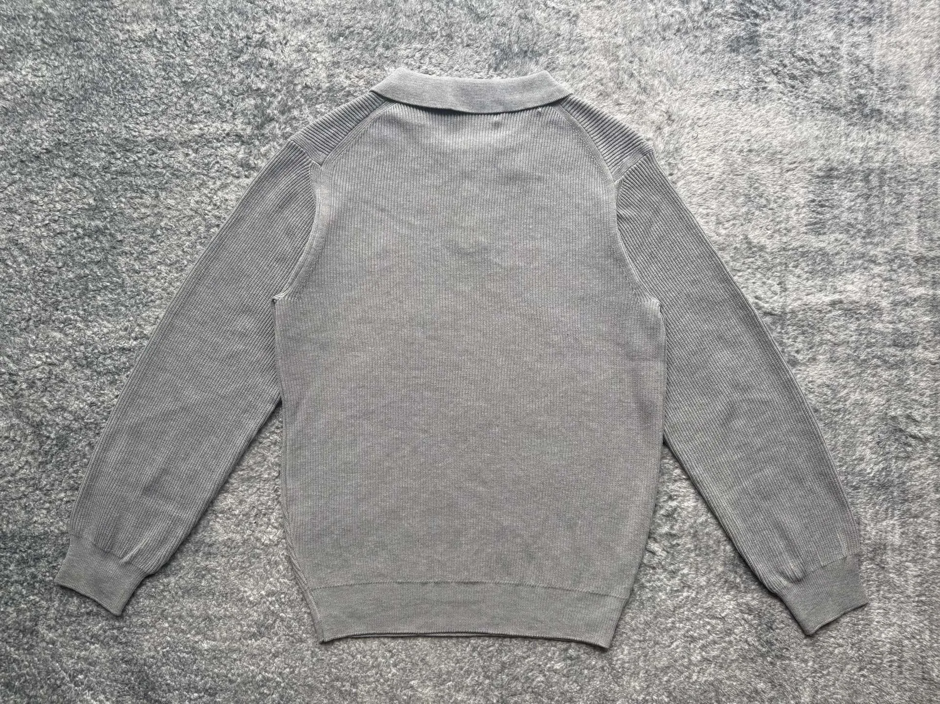 P230 Ralph Lauren/Ralph Lauren French retro men’s knitted polo sweater, old money style ~ polo sweater, a weighty item that can be warm at first but also cold at first, with zero pressure and skin-friendly experience. It can be layered with a high collar inside, making it easy to achieve advanced layering~ The colors of this series are very attractive, and it is an excellent item that can be worn for many years after buying it! The simple version design does not lose the highlights and beauty of the details. The knitted fabric is soft and comfortable, and it does not scratch the skin when worn close to the body. It has a light and sophisticated style! The flat knitting method is carefully arranged and combined to show the beauty of three-dimensional and stylish decoration, giving the garments a rich sense of layering. Comfort is cleverly integrated into elegant fashion. The upper body is flexible yet muscular, and the temperament is casual. The short, micro-profile box style interprets the most popular styles nowadays. The upper body can improve your temperament in one second! You can also tuck your top into your trousers to visually improve the wearability and make it fuller, covering your flesh and making you look slimmer without being bloated.  Color: light gray, black gray, apricot, length, bust, shoulder width, M 66 50 61 120-135 pounds L 68 52 62 135-150 pounds XL 69 54 62 150-165 pounds